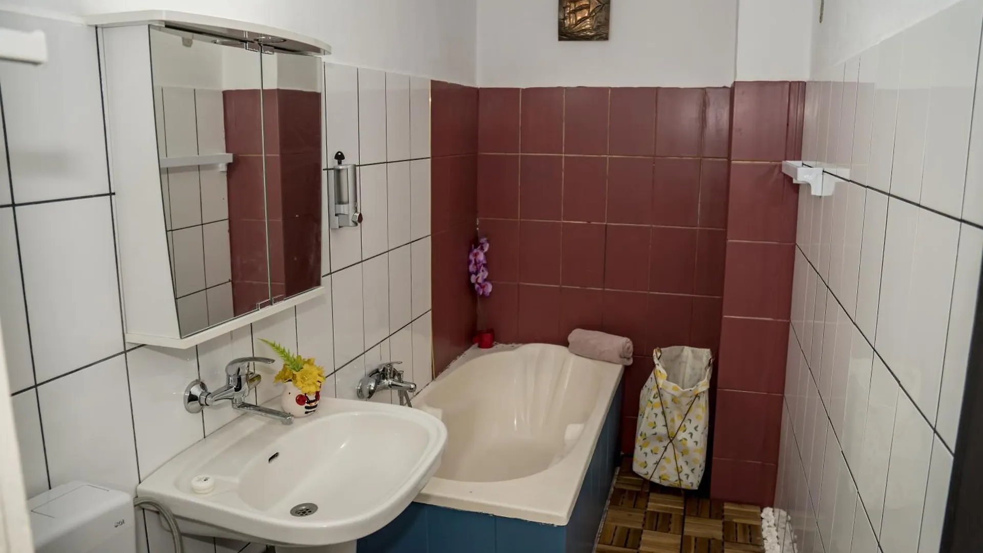 Vintage Experience With A 1965 Rocking Chair In City Center 2 Rooms Apartment Bukareszt