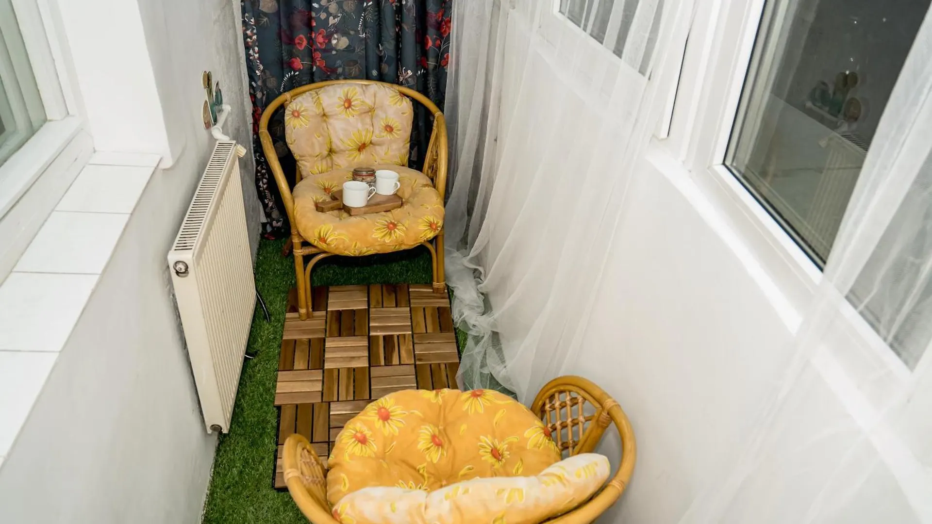 Vintage Experience With A 1965 Rocking Chair In City Center 2 Rooms Apartment Bukareszt