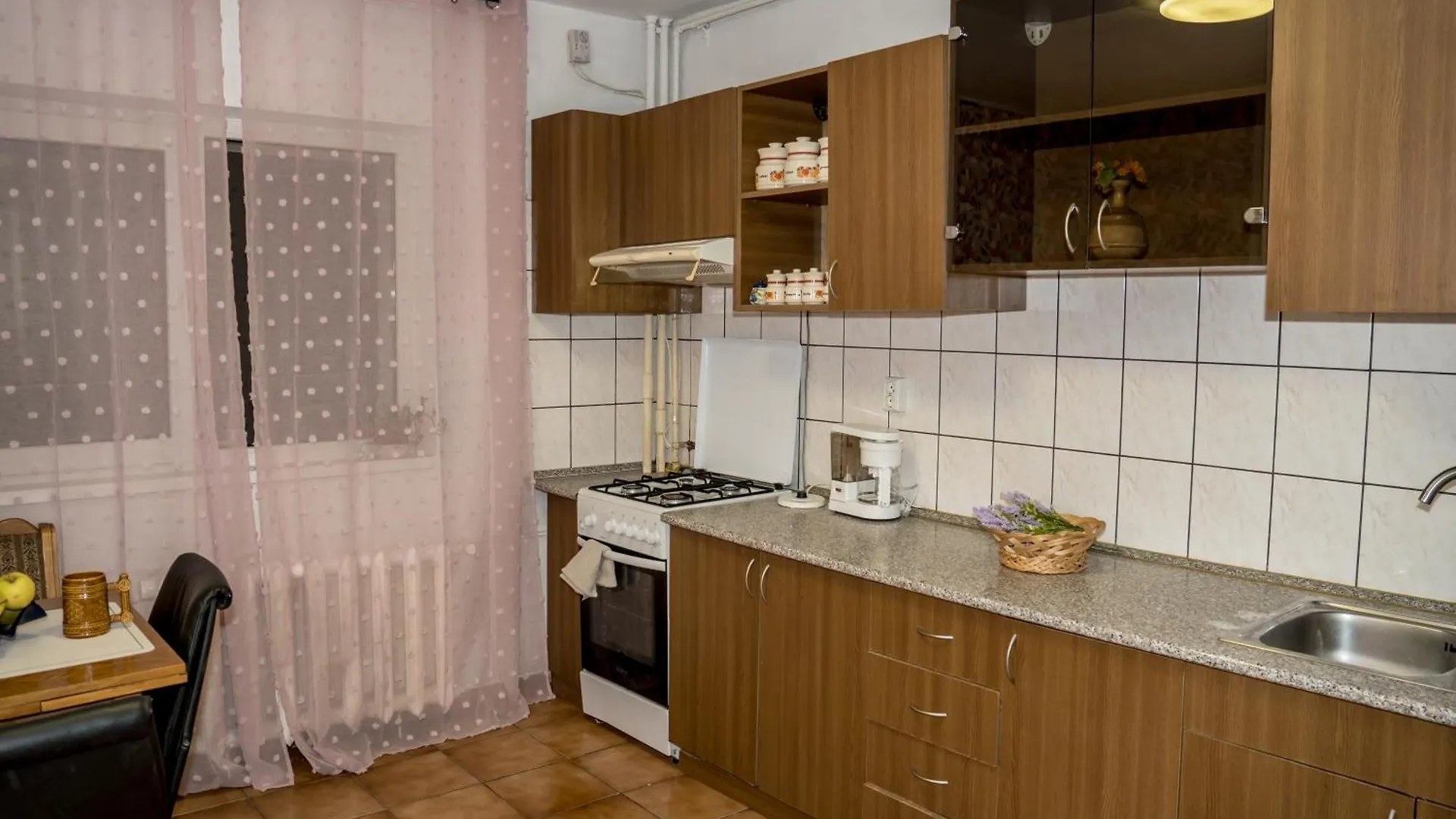 Vintage Experience With A 1965 Rocking Chair In City Center 2 Rooms Apartment Bukareszt