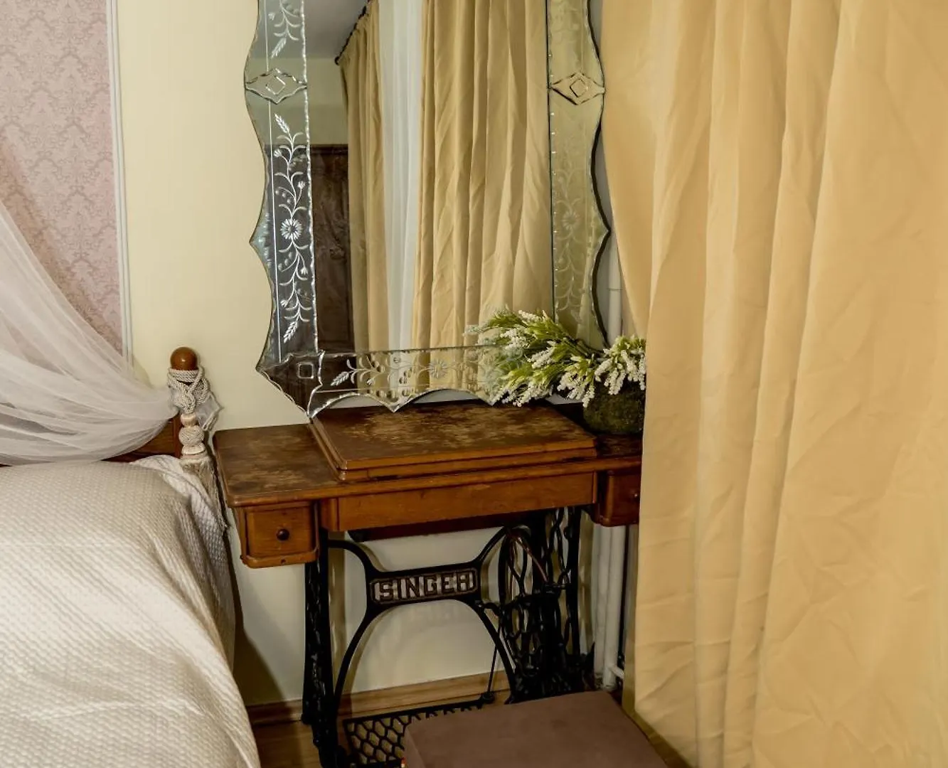 Vintage Experience With A 1965 Rocking Chair In City Center 2 Rooms Apartment Bucareste