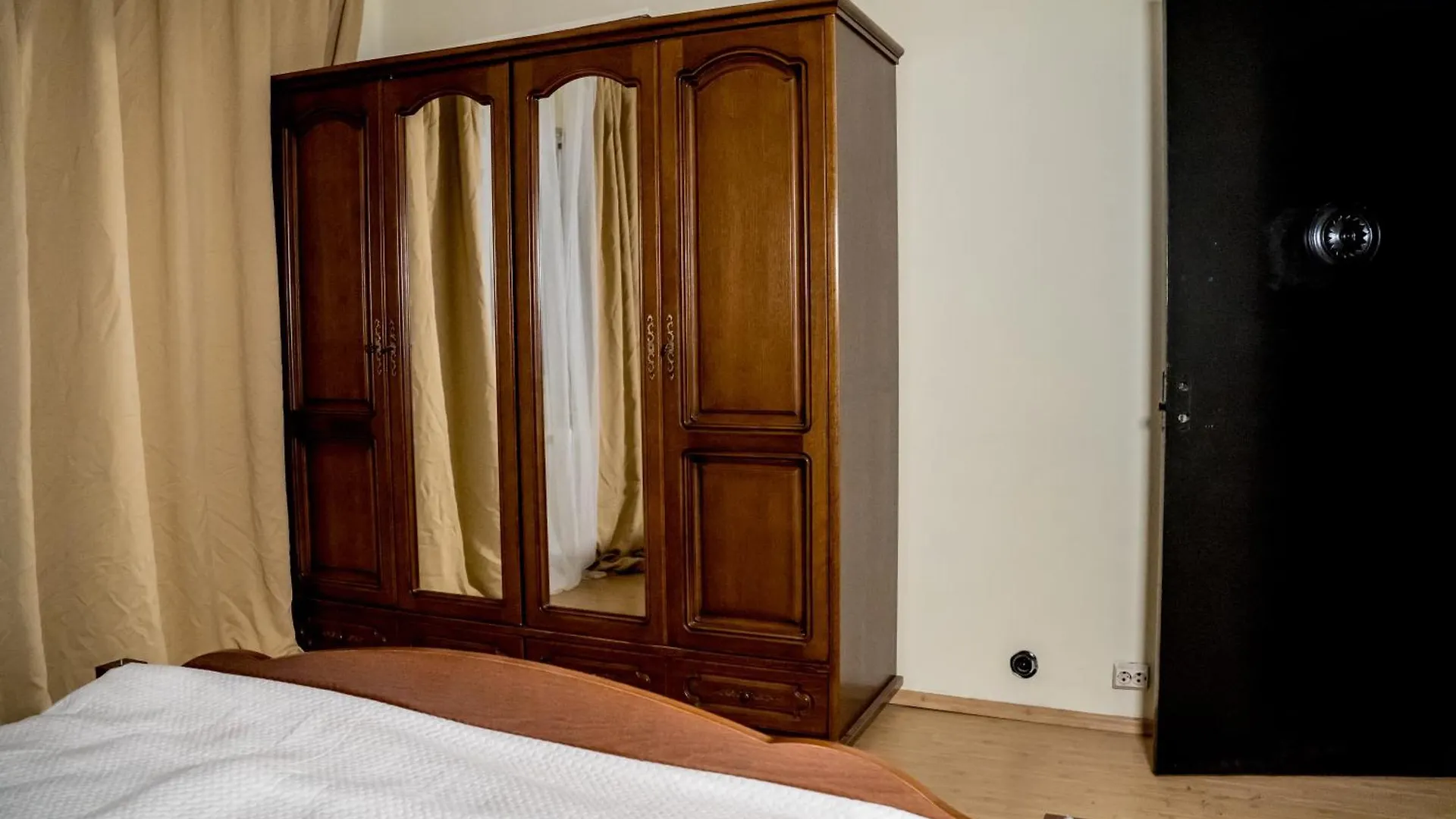 Vintage Experience With A 1965 Rocking Chair In City Center 2 Rooms Apartment Βουκουρέστι Ρουμανία